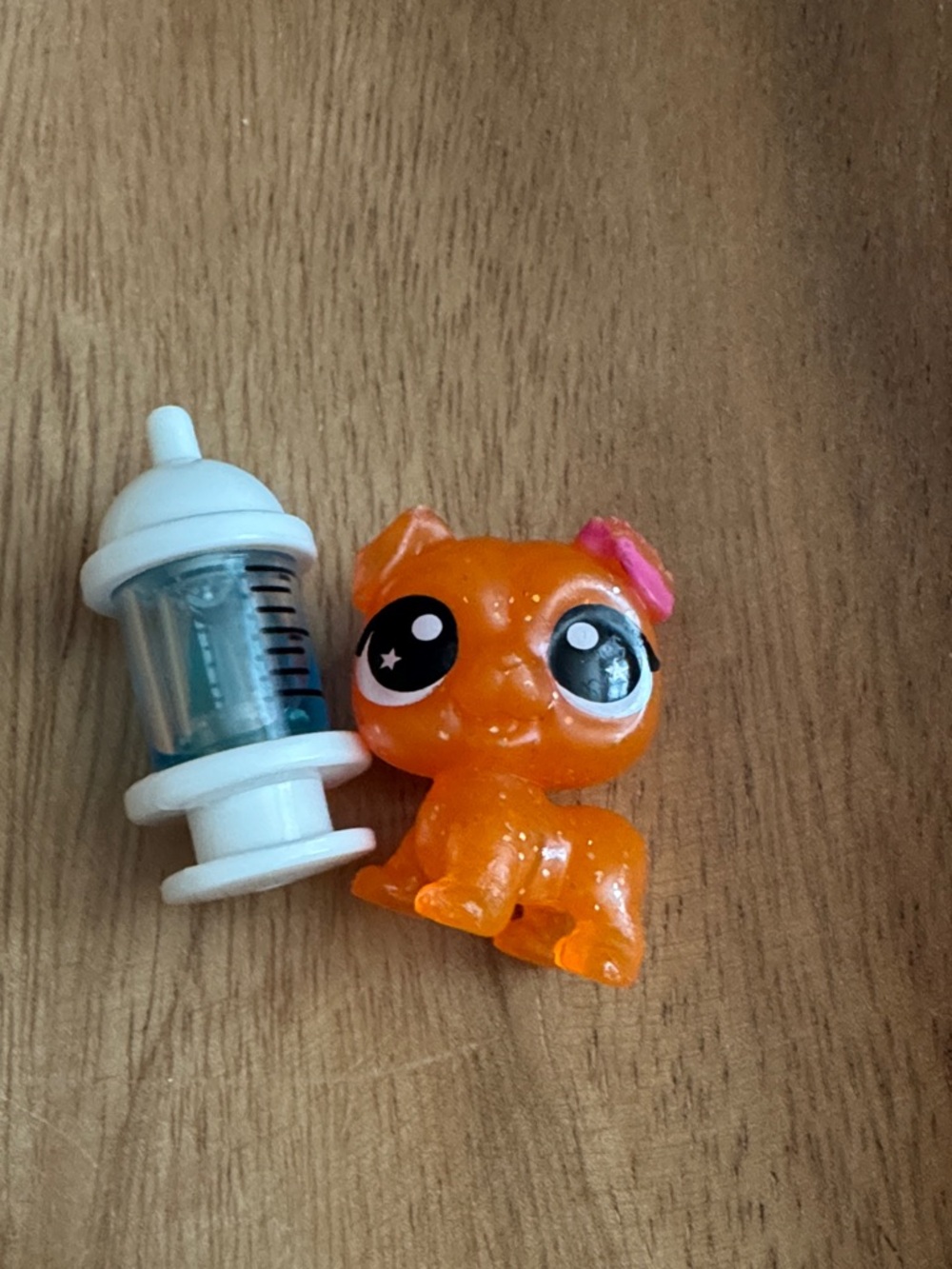 L.O.L. Surprise! Orange Glitter Tiny Pet Figurine with White Bottle